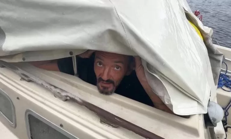 Teniente Dan ignora llamados a abandonar su bote durante el Huracán «Milton» en Florida