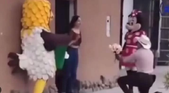 Policías se disfrazan de «Flores El Patrón» para arrestar a mujer