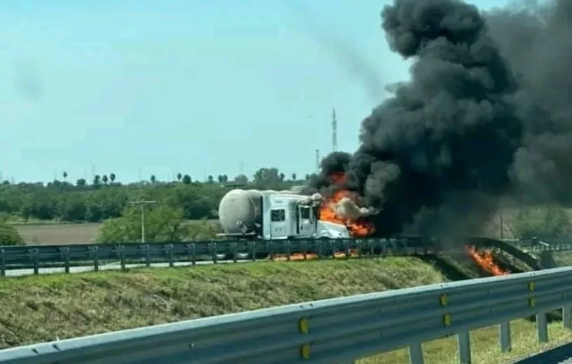 Se incendia pipa en carretera Matamoros- Reynosa