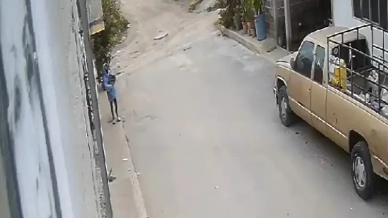 Mujer abandona a recién nacido en la puerta de una casa