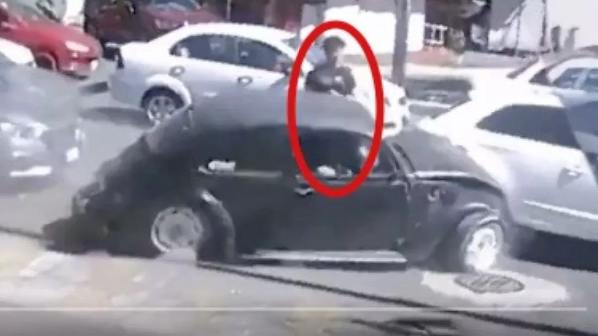 Joven se salva de ser atropellado por vocho; el hecho quedó grabado