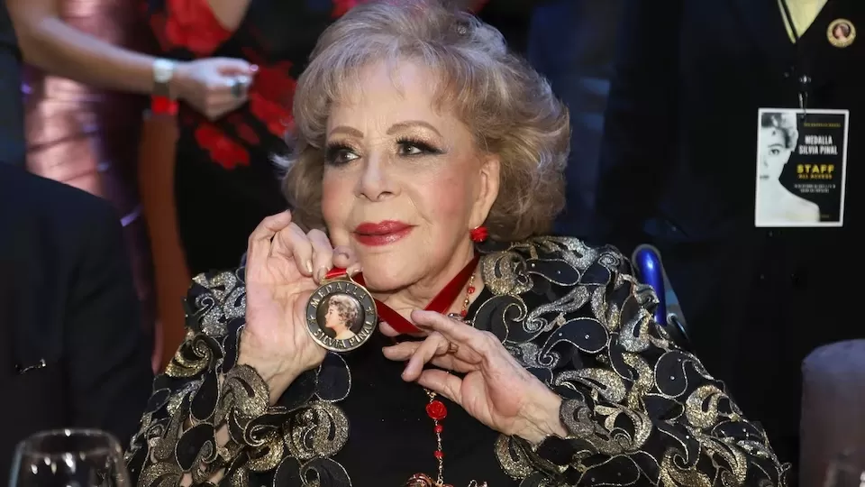 Salud de Silvia Pinal empeora; su familia permanece en el hospital
