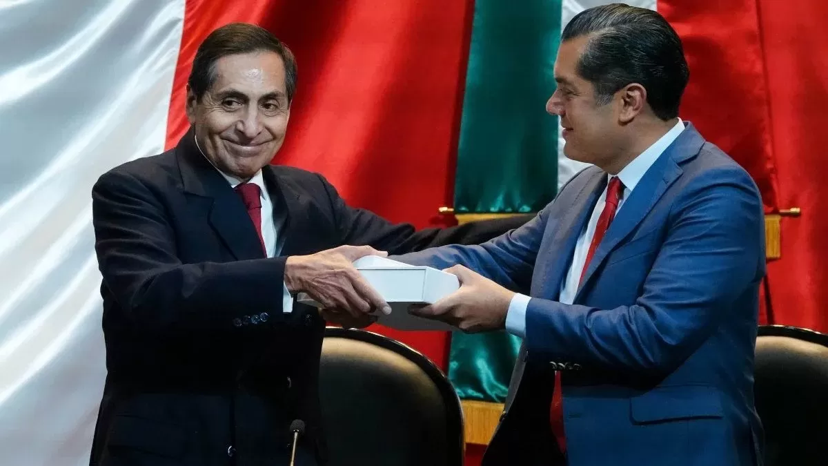 Hacienda entrega paquete económico 2025; prevé que peso esté en $18.70 por dólar