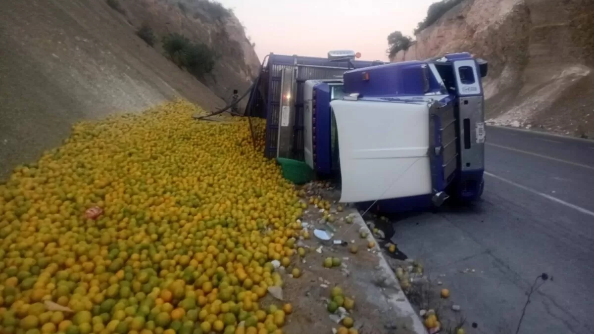 Vuelca tráiler cargado de naranjas en carretera Tula – Jaumave