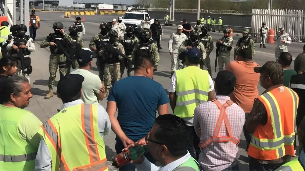 Operadores bloquean Puente 3 en Nuevo Laredo por largas revisiones