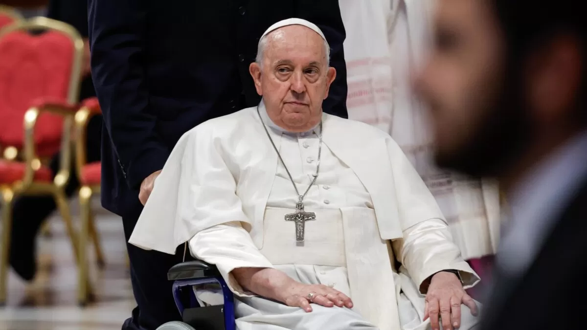 Papa Francisco “no está fuera de peligro”, pero muestra mejoría, afirma su médico