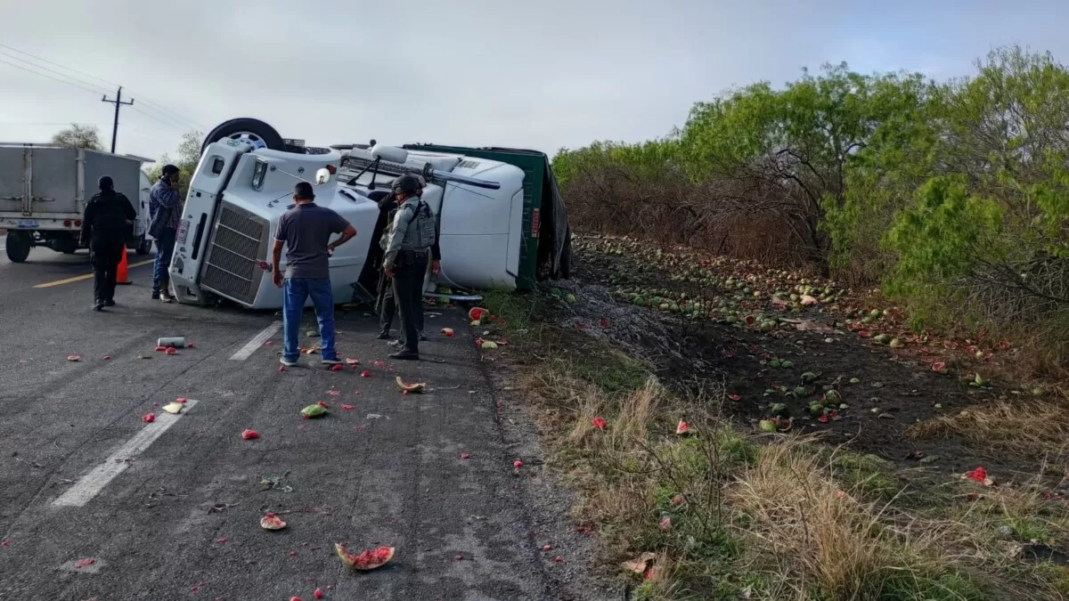 Vuelca camión cargado de sandías en carretera Reynosa – San Fernando