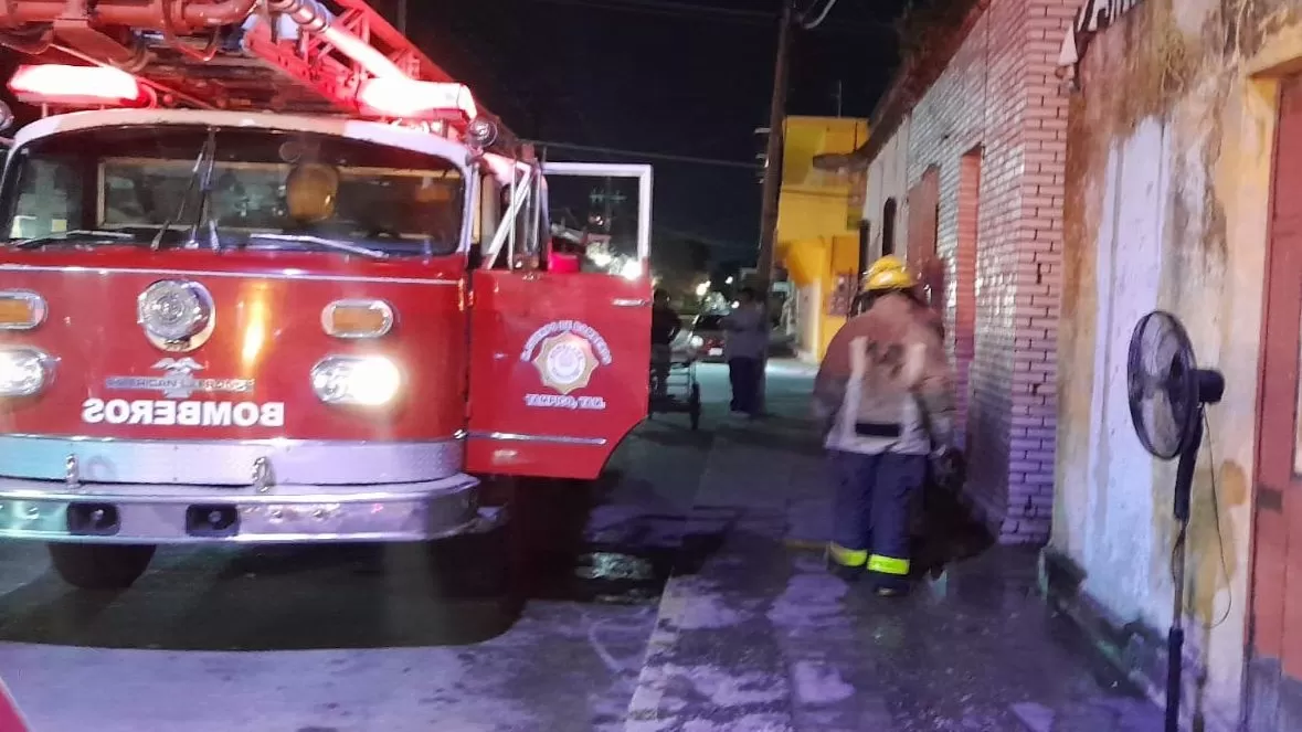 Incendio en la zona centro de Tampico moviliza a cuerpos de emergencia