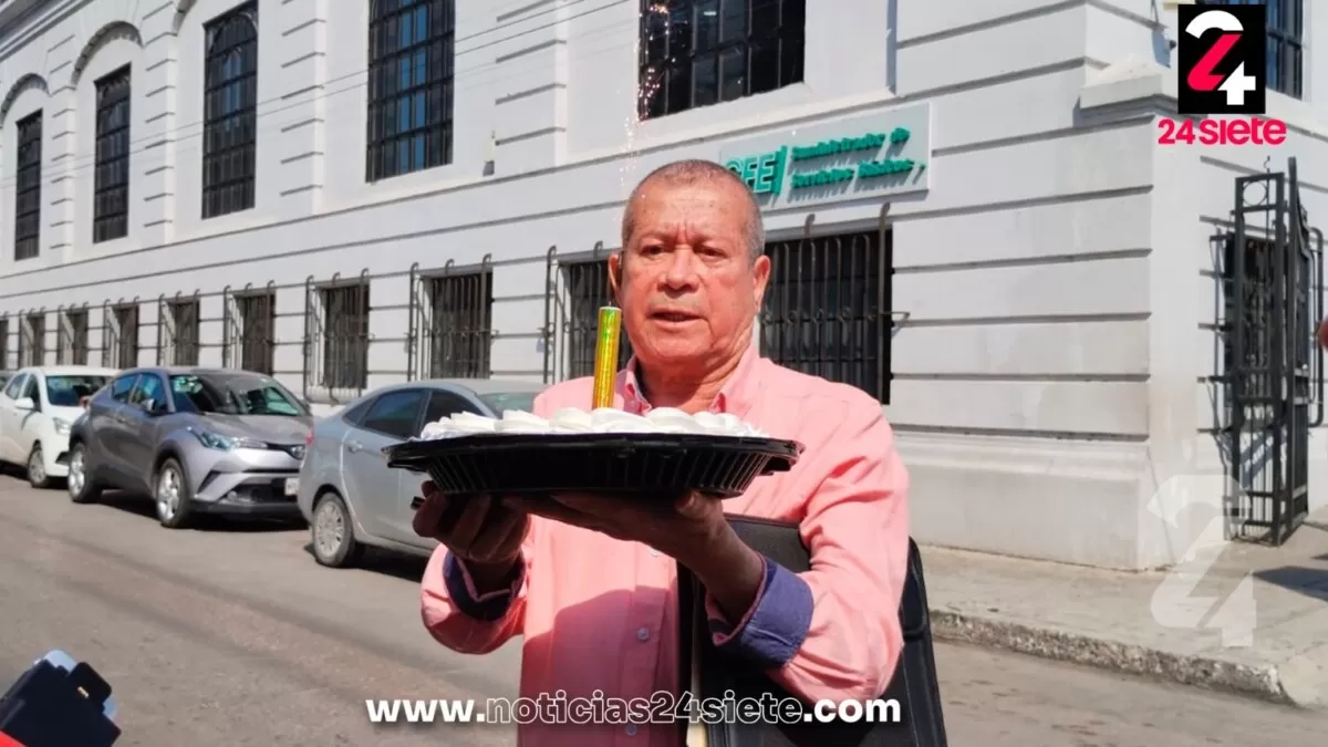 Ciudadano de Tampico lleva pastel a CFE para protestar por falta de atención