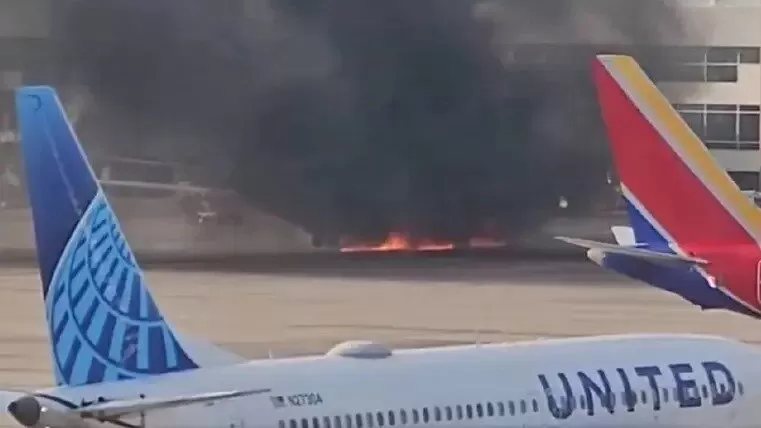 Se incendia avión en pleno aeropuerto tras aterrizaje de emergencia