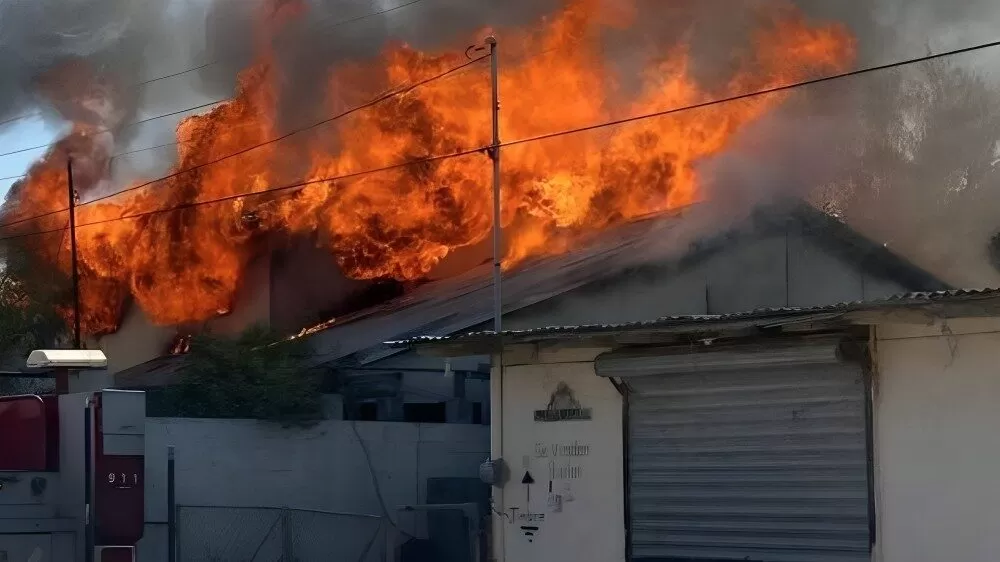 Incendio consume vivienda en la colonia Lázaro Cárdenas