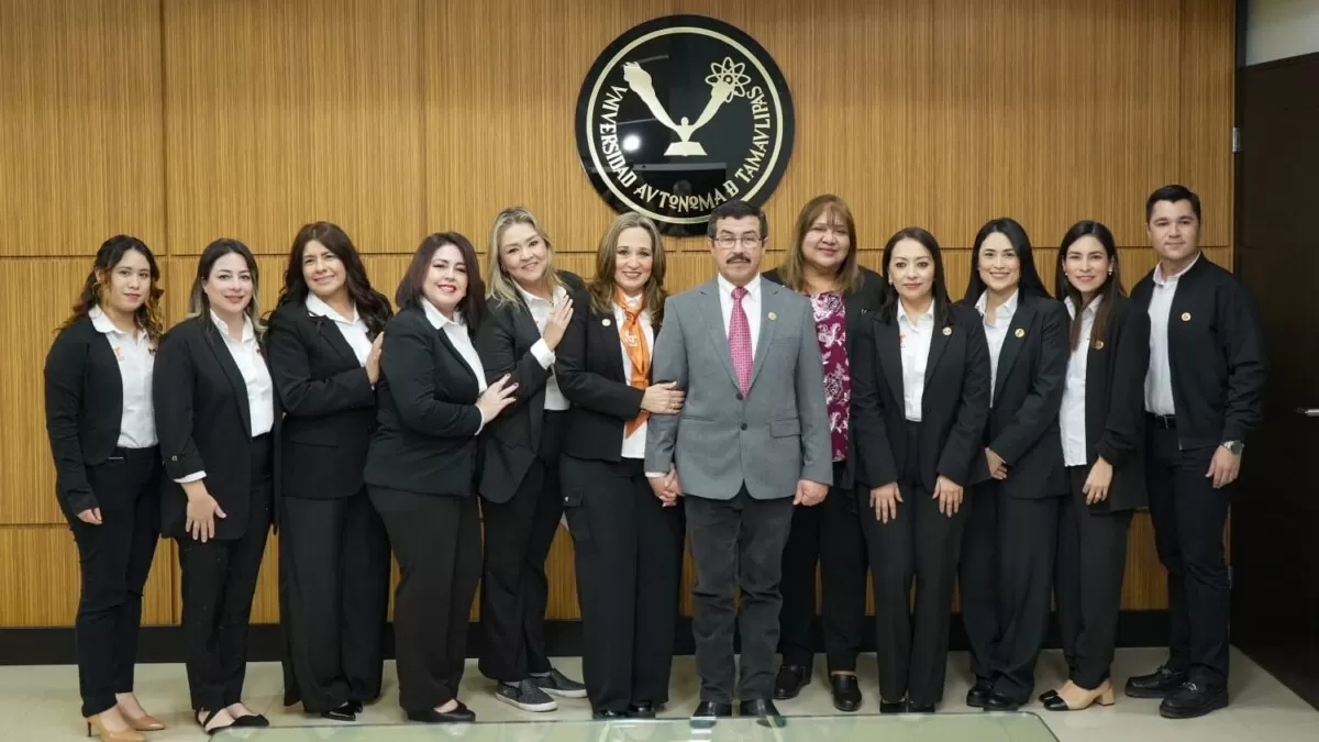 El rector Dámaso Anaya entrega nombramientos a titulares de Familia UAT