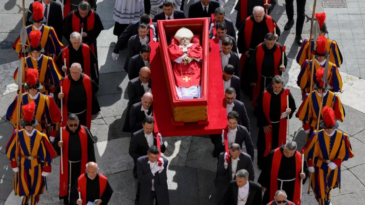 El féretro del papa Francisco llega a la basílica de San Pedro