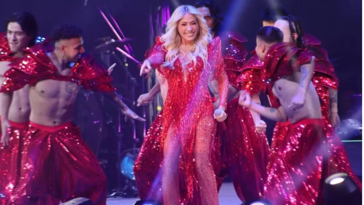 Yuri sufre caída durante concierto en Tampico