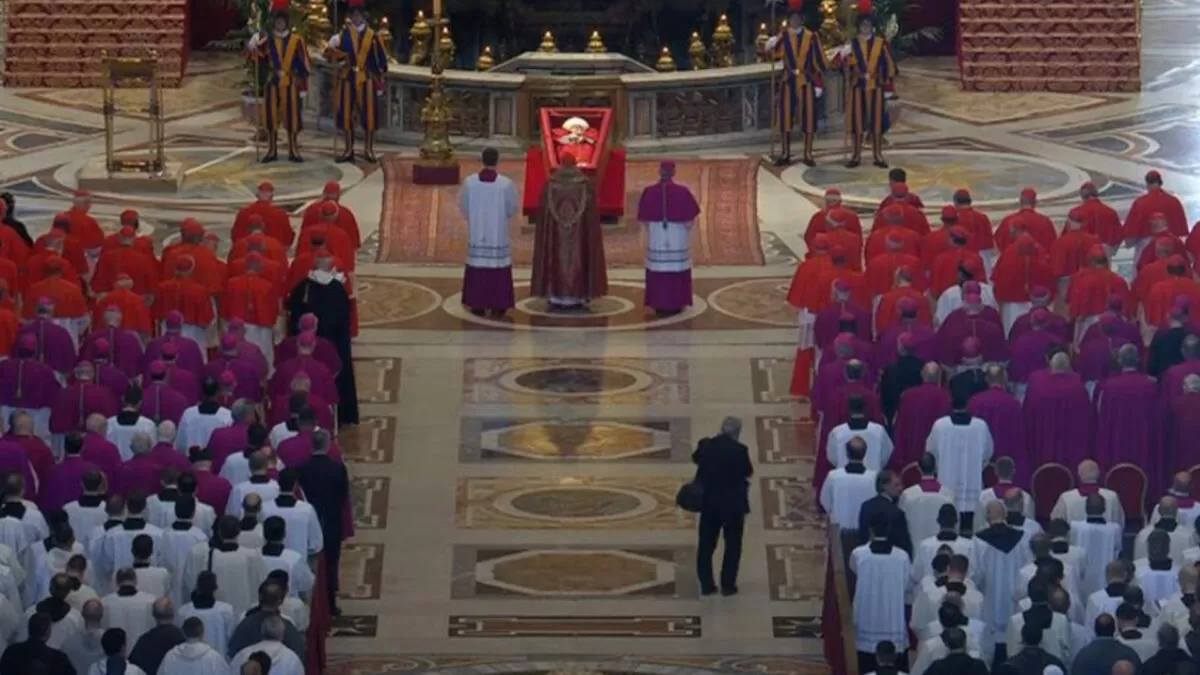Largas filas de fieles dan el último adiós al Papa Francisco