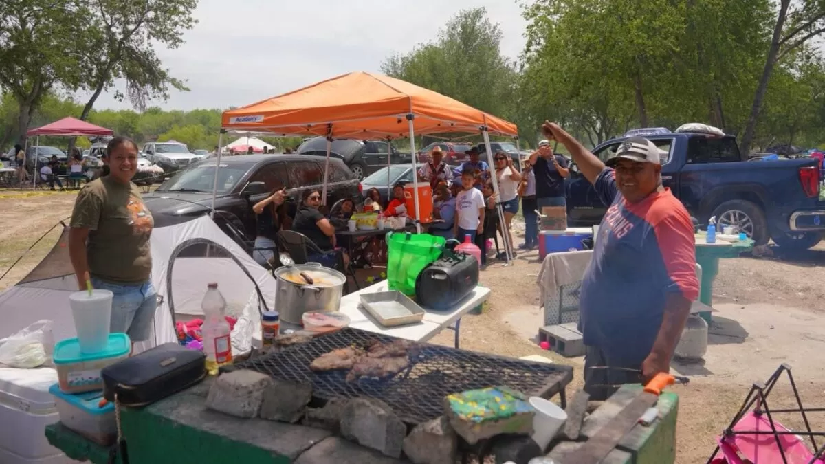 Celebran pascua familias neolaredenses en espacios públicos; reportan saldo blanco