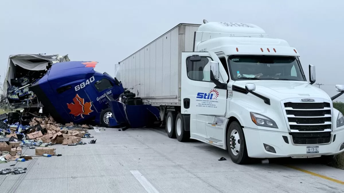 Choque entre dos tráileres deja un muerto en carretera Monterrey – Nuevo Laredo