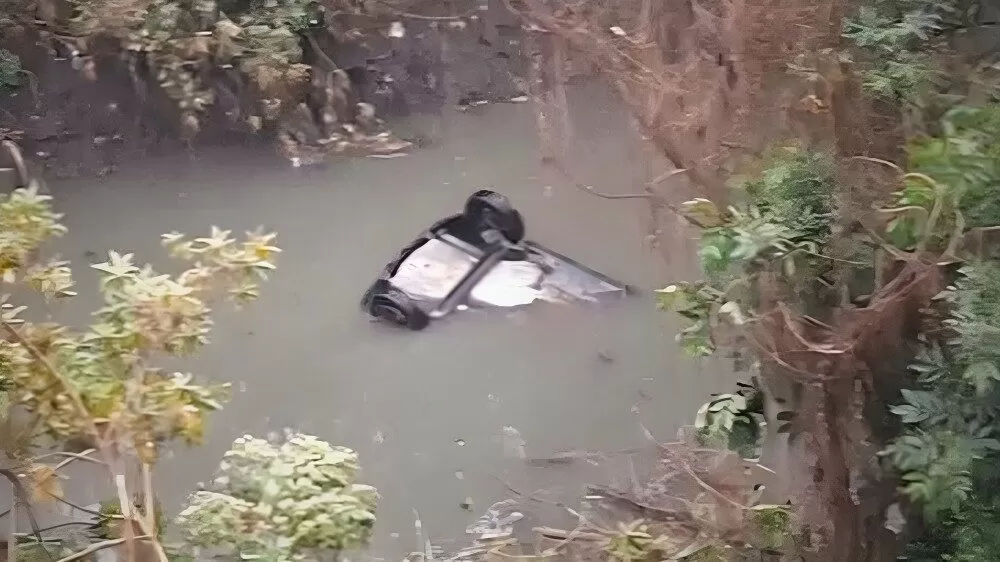 Mueren 5 estudiantes al caer su auto a canal en Cuautitlán