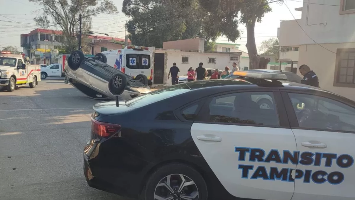 Chocan dos camionetas en la colonia Laguna de la Puerta; una de ellas terminó volcada