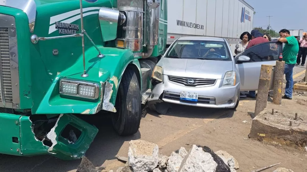 Tráiler provoca choque múltiple por exceso de velocidad