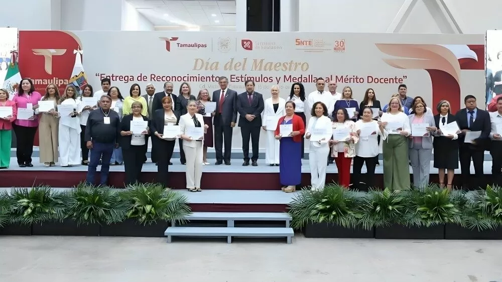Gobernador de Tamaulipas entrega 479 medallas al mérito docente por 30 años de servicio
