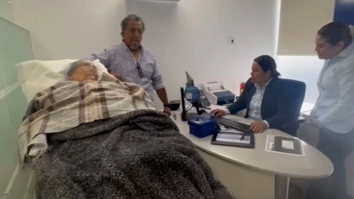 Banco obliga a abuela de 96 años a acudir en camilla a sucursal en Oaxaca