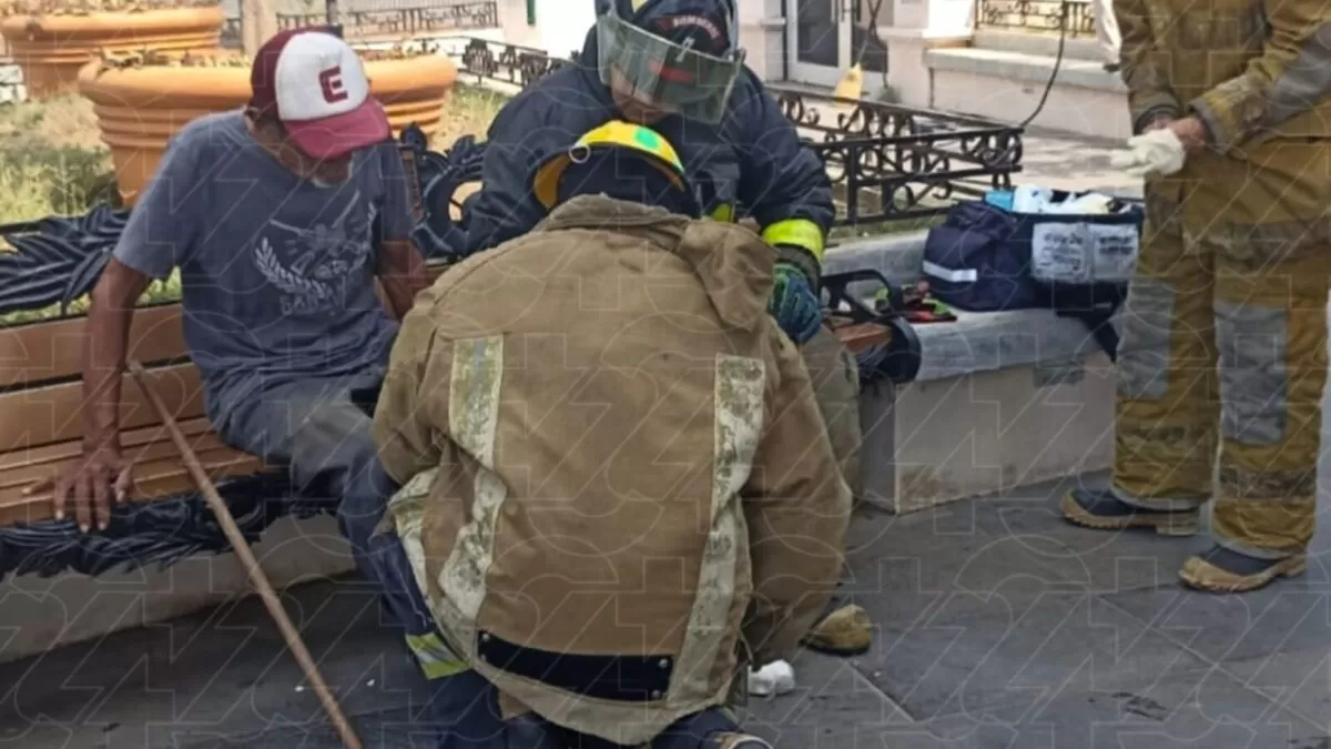 Adulto mayor queda atrapado en un barandal en Ciudad Madero