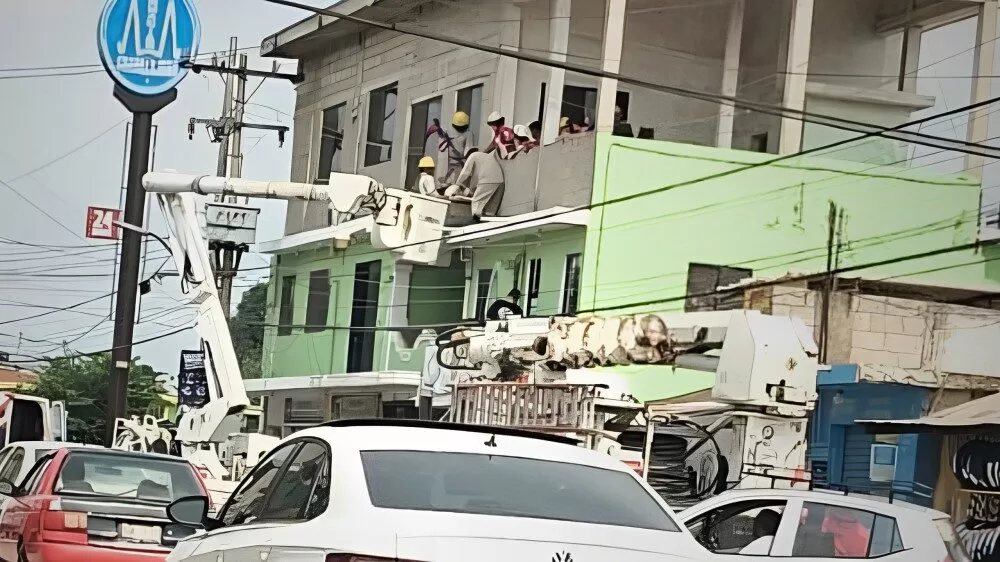 Hombre sufre descarga eléctrica al instalar aire acondicionado