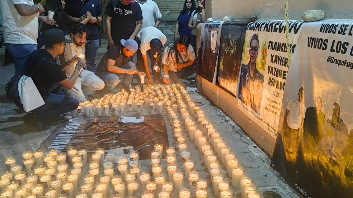 Familiares de Grupo Fugitivo encienden velas frente a catedral en Reynosa