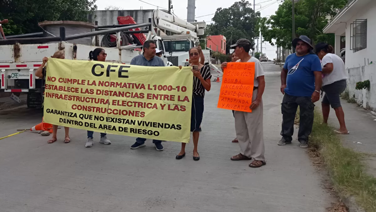 Vecinos detienen obra de la CFE por temor a cables de alta tensión cerca de sus casas