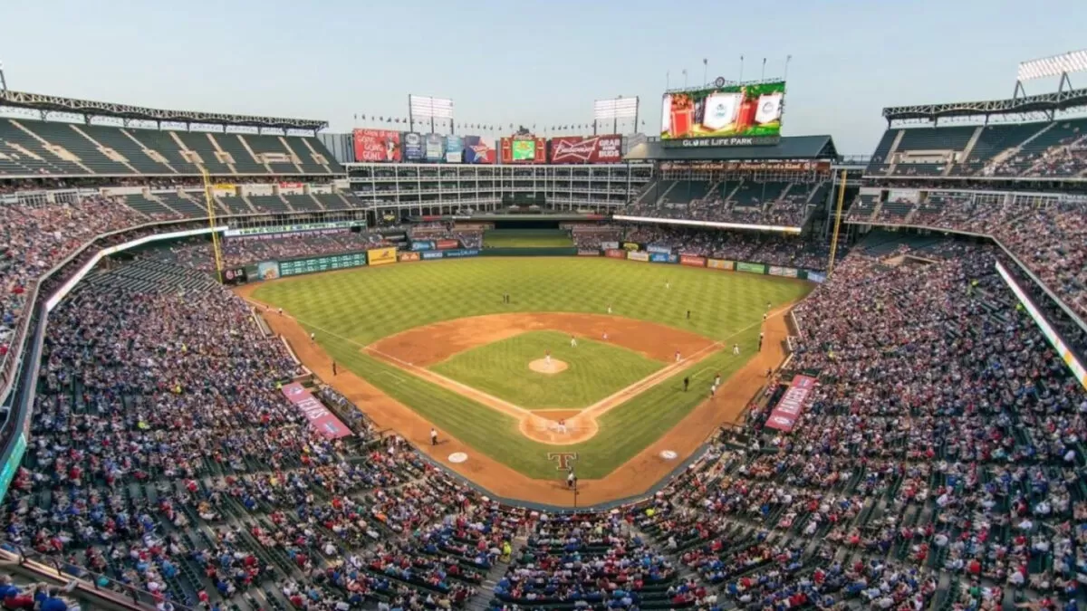 Aficionado cae desde las gradas durante partido de béisbol