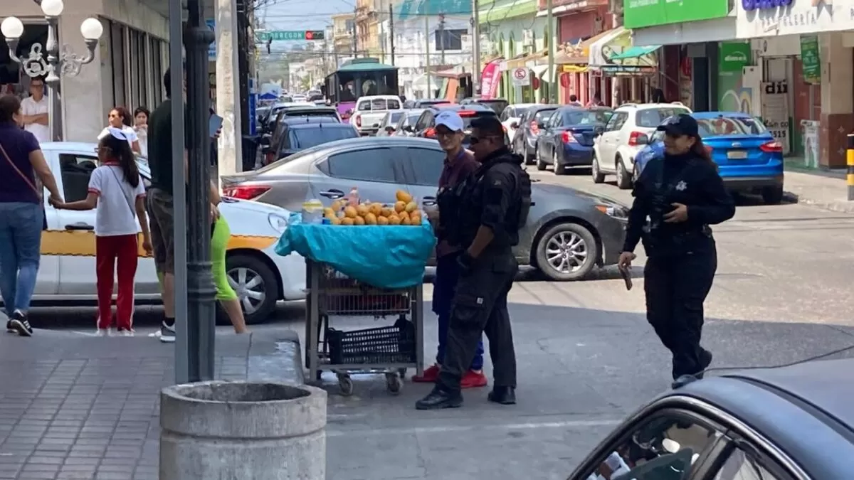 En Tampico, los mangos estorban más que los delincuentes: Guardia Estatal retira a vendedor por ‘molestar’ a zapatería