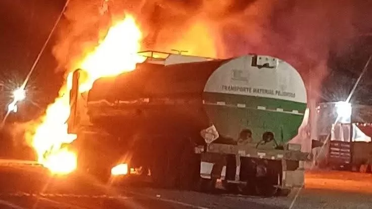 Incendio de pipa puso en riesgo a habitantes de Villa Cuauhtémoc