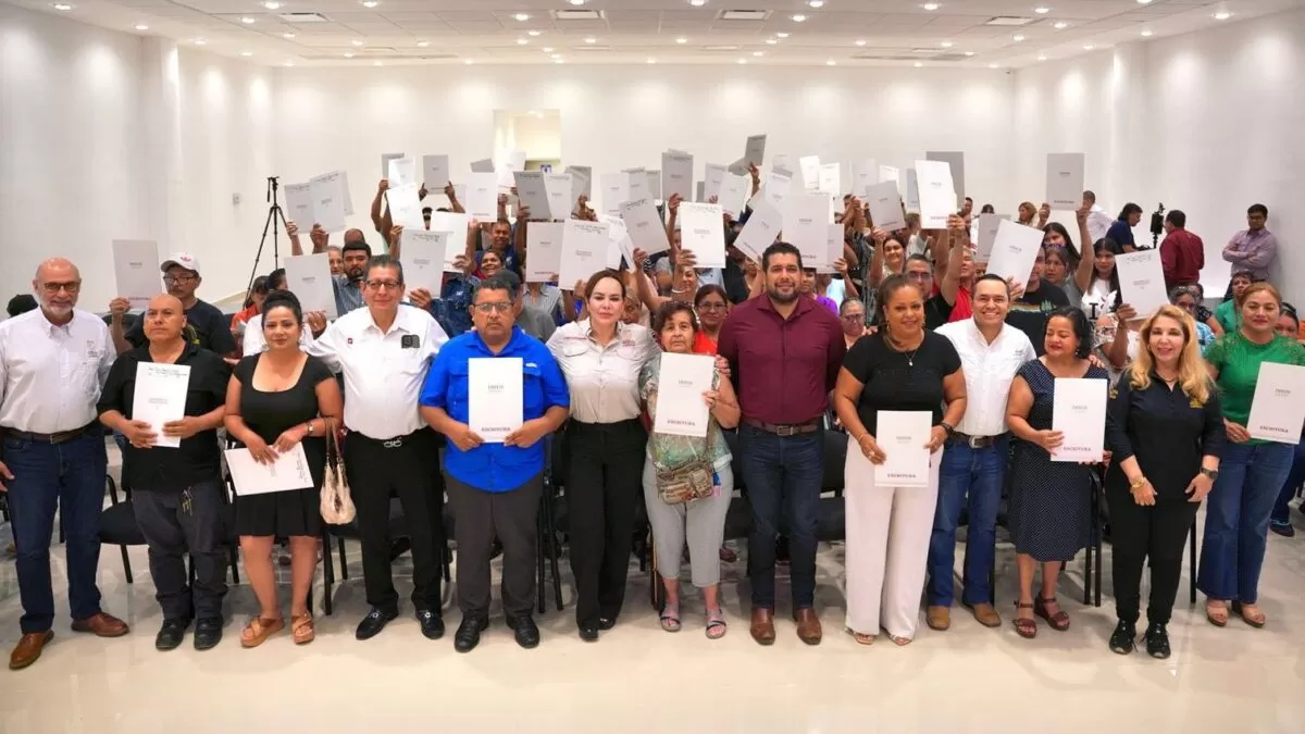Entrega Carmen Lilia Canturosas escrituras a 100 familias de Nuevo Laredo