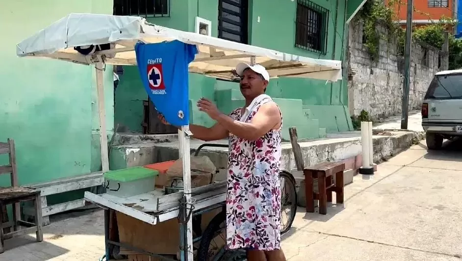 Cumple apuesta y vende tacos con vestido tras derrota del Cruz Azul