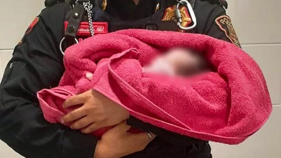 Abandonan a recién nacido en baño de tienda en CDMX