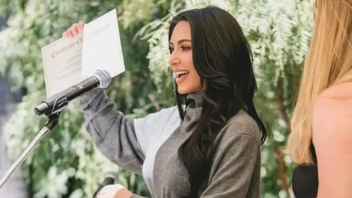 Kim Kardashian logra graduarse como abogada tras seis años de estudio
