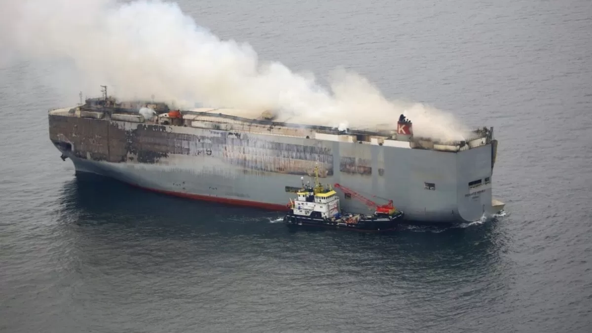 Se incendia barco con 3 mil autos rumbo a México