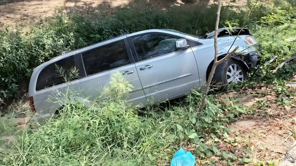 Conductor choca poste y cae a canal frente a cuartel en Tampico