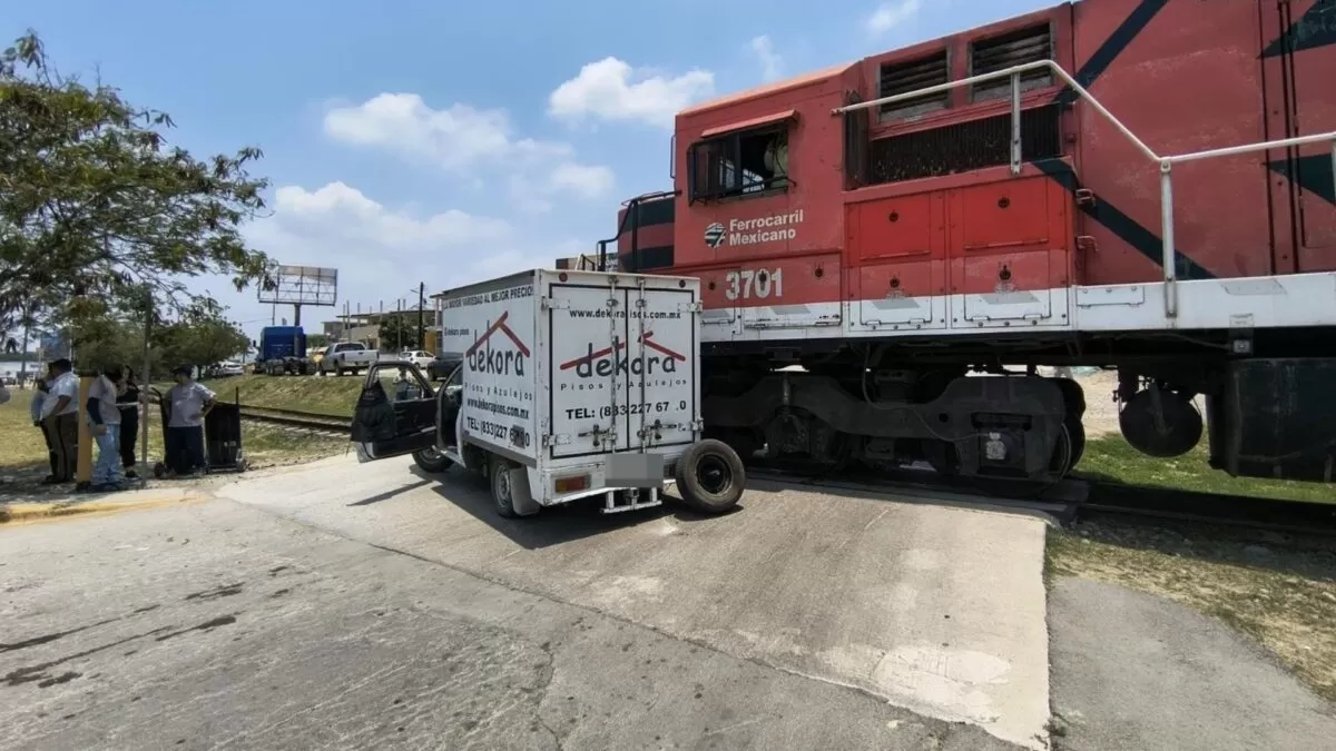 Tren embiste camioneta en Altamira, chofer resulta ileso