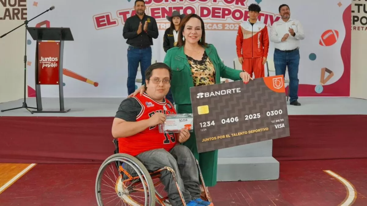 Entrega Carmen Lilia Canturosas beca deportiva a 300 atletas de Nuevo Laredo