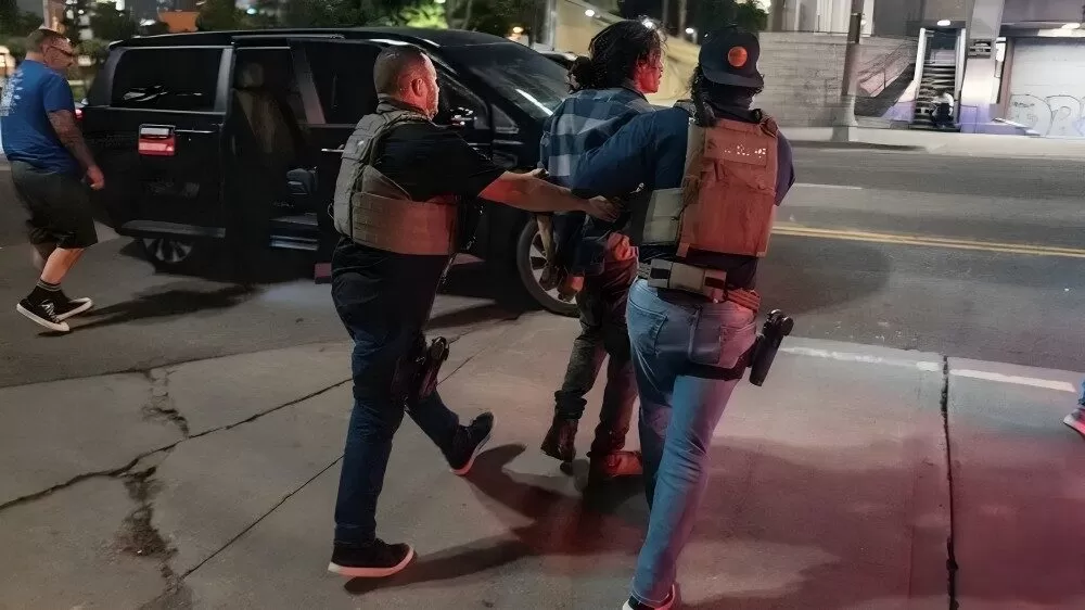 25 arrestados por ignorar toque de queda en Los Ángeles