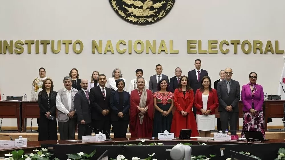 INE valida elección judicial y entrega constancias a ministros