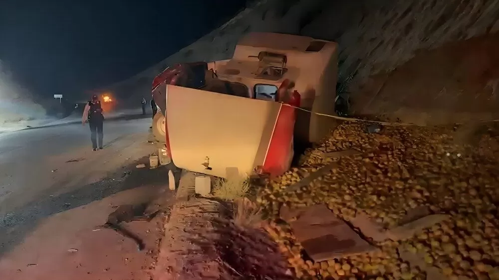Muere conductor tras volcadura de tráiler cargado de naranja
