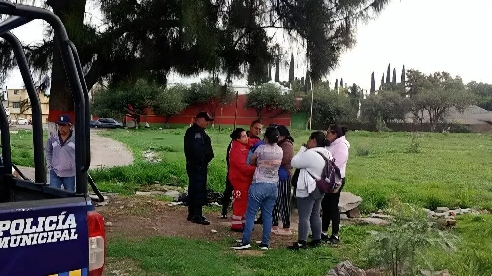 Abandonan a recién nacida en lote baldío