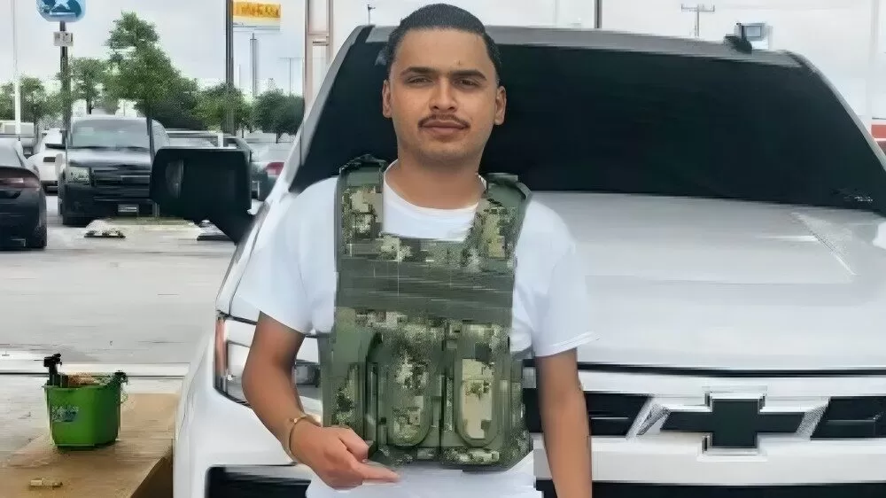 Cantante de narco cumbias apadrina generación en primaria de Matamoros