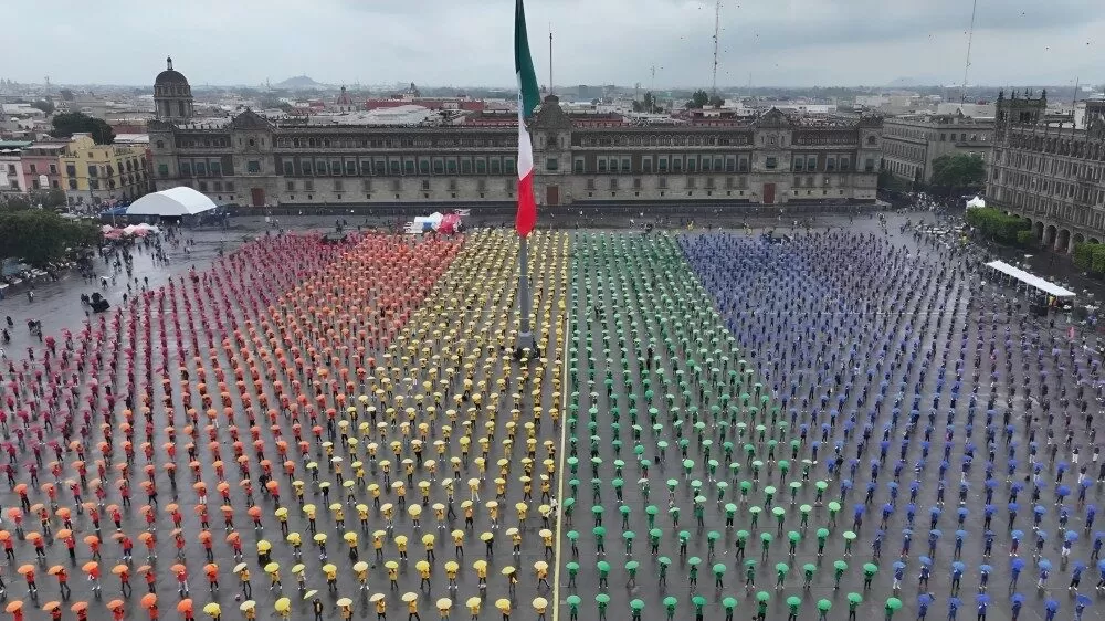 Más de cinco mil personas forman bandera LGBT en el Zócalo