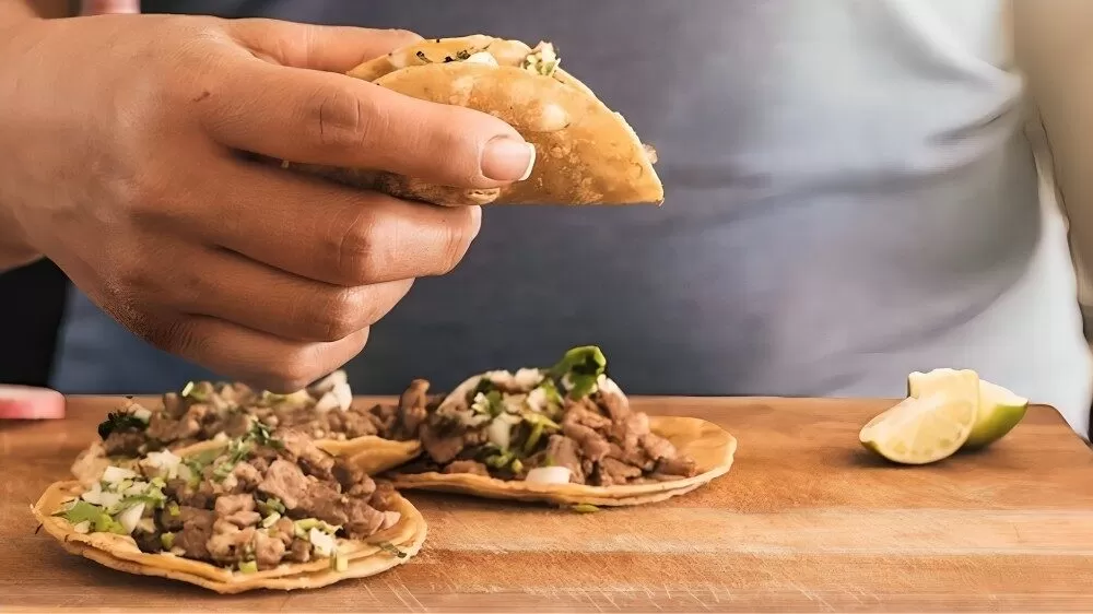 Hombre muere tras atragantarse mientras comía tacos y menudo