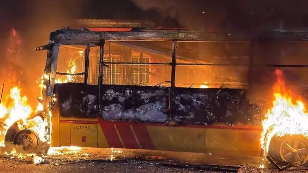 Encuentran cinco cuerpos calcinados dentro de camión urbano