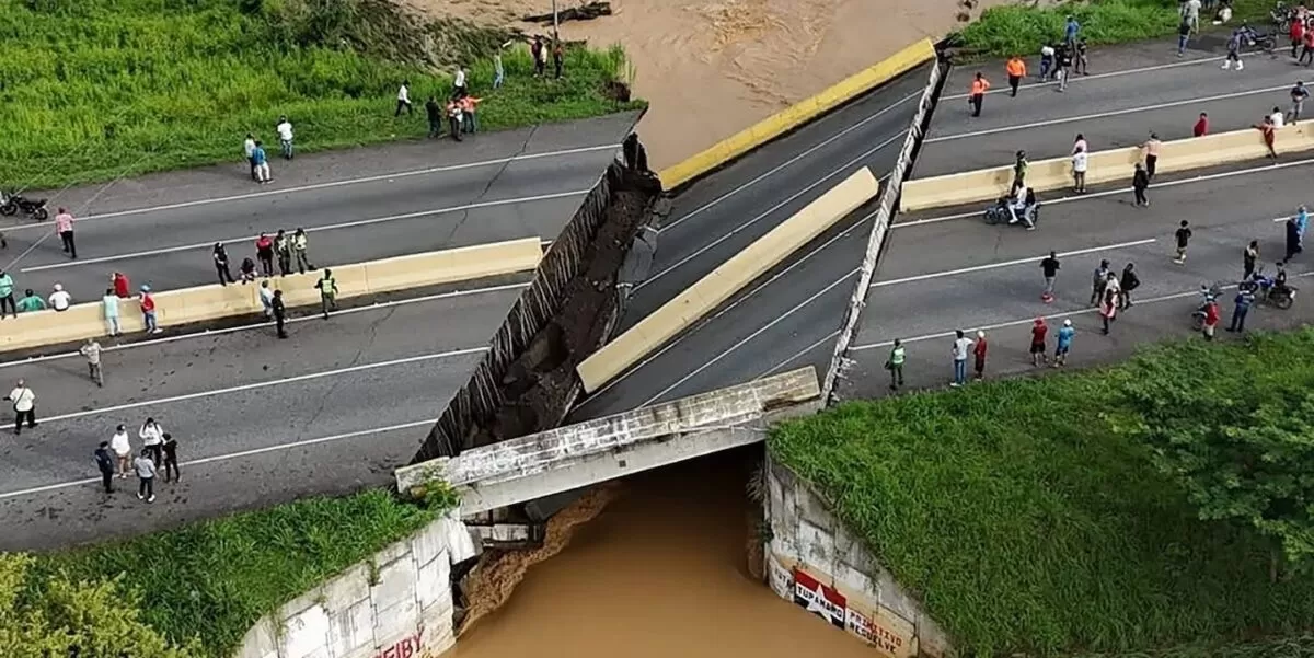 Lluvias provocan colapso de puente vehícular en Venezuela